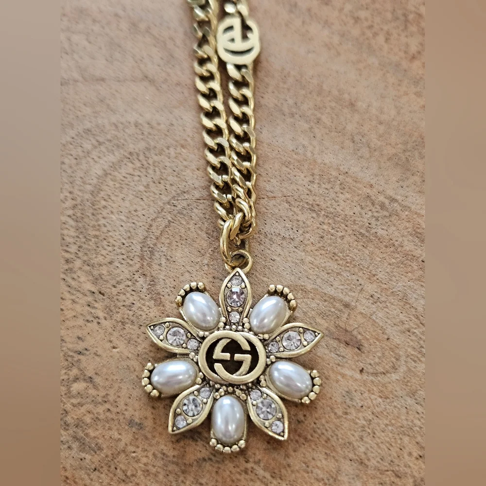 Gucci Gold Necklace with Floral Pendant - Picture 1 of 12